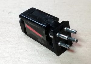 Phono cartridge without shield