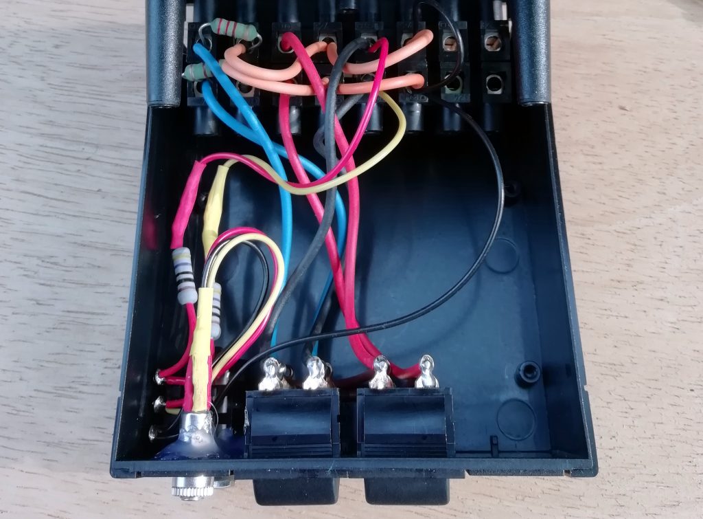 Headphone and Speaker splitter inside