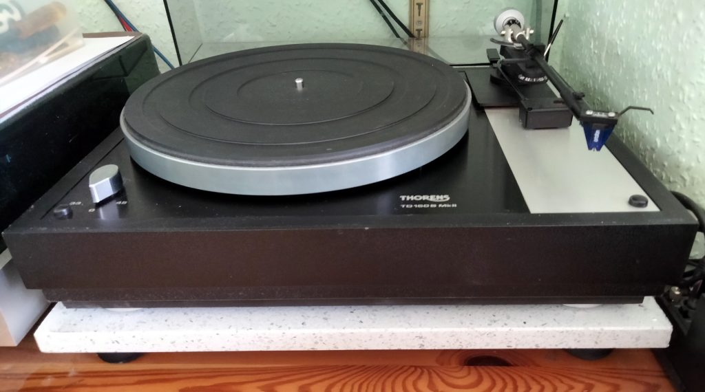 Plinth under the Thorens TD160